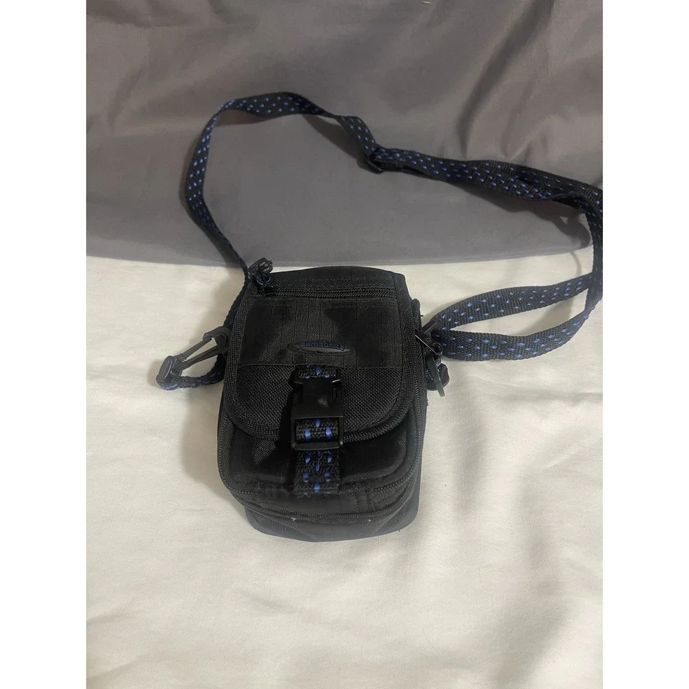 Samsonite black pockets